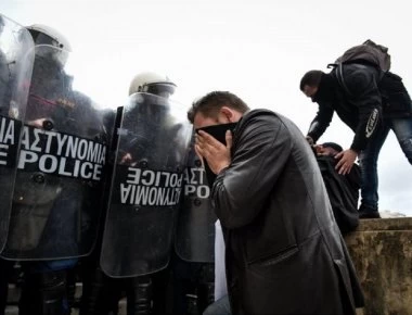 Σύνταγμα: Ένας τραυματίας από επίθεση σε δημοσιογράφους!